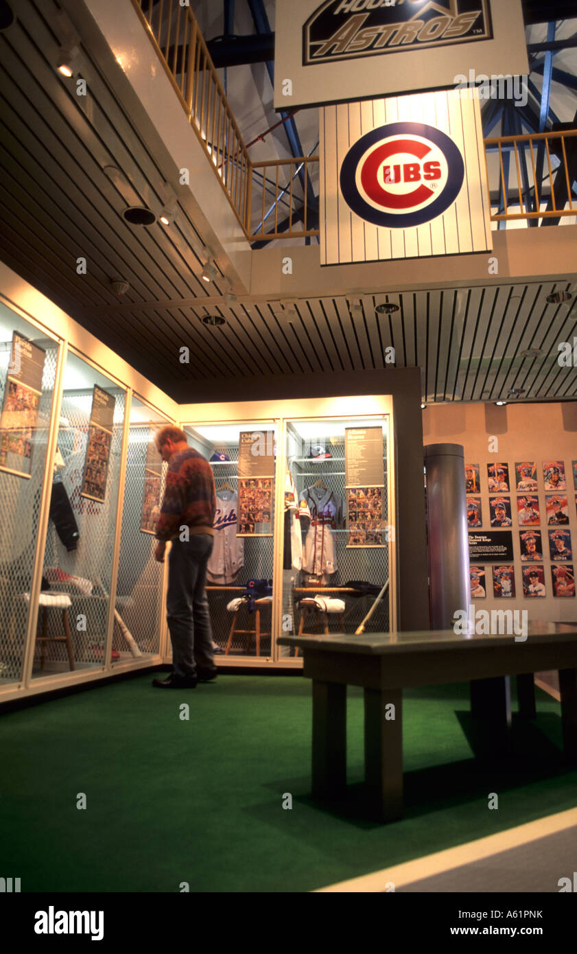 Turista con la muestra en el famoso salón de la Fama del Béisbol en Cooperstown New York Foto de stock