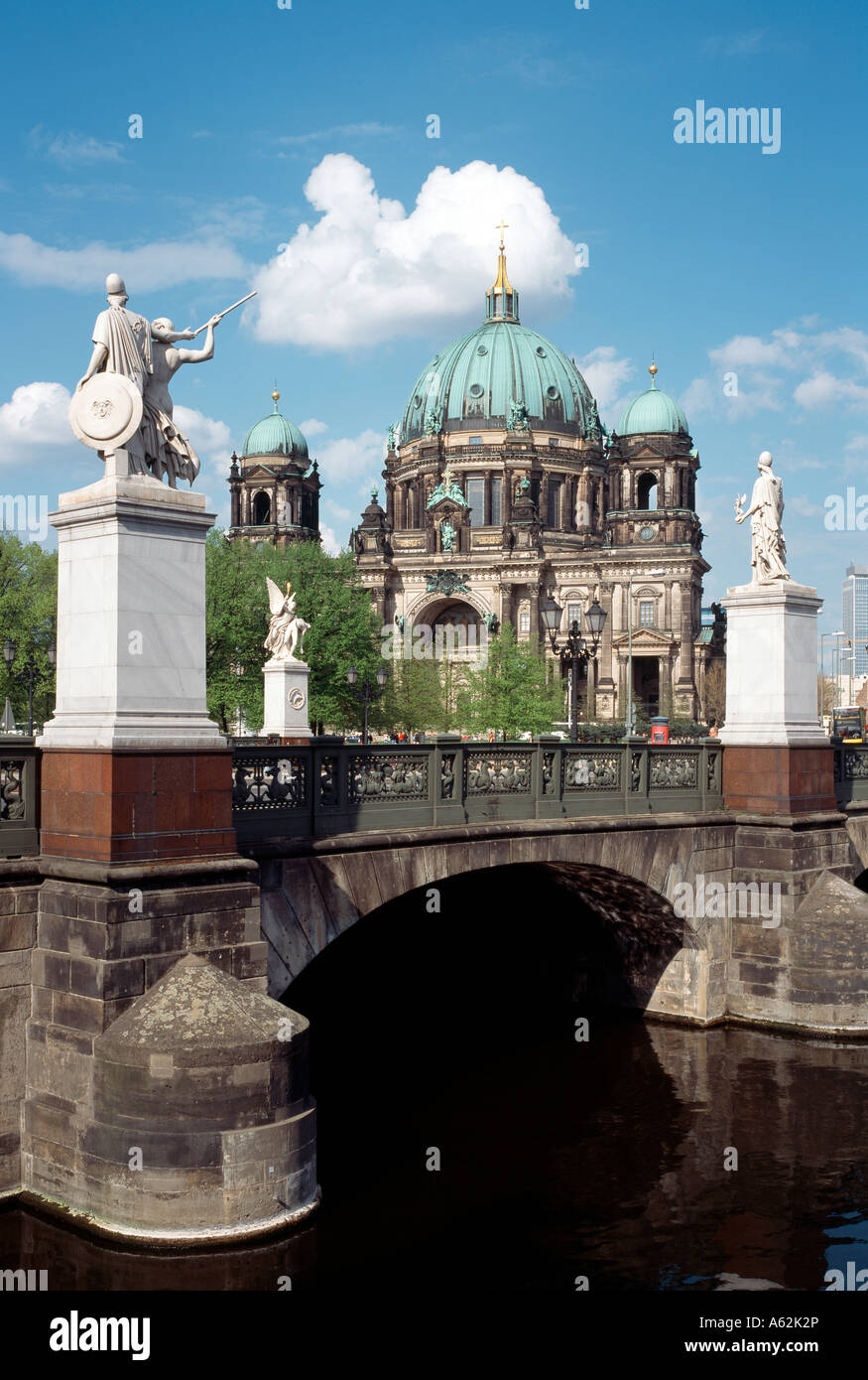 Berlín, Dom, Blick von der Schloßbrücke Foto de stock