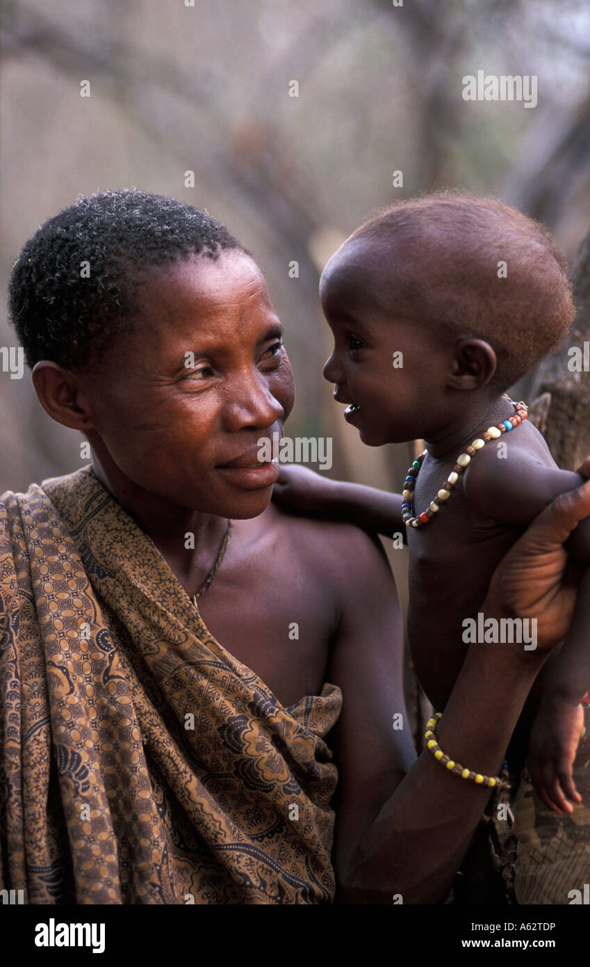 Mujer Hadza con niño lago Eyasi Tanzania pequeña tribu de cazadores recolectores Foto de stock