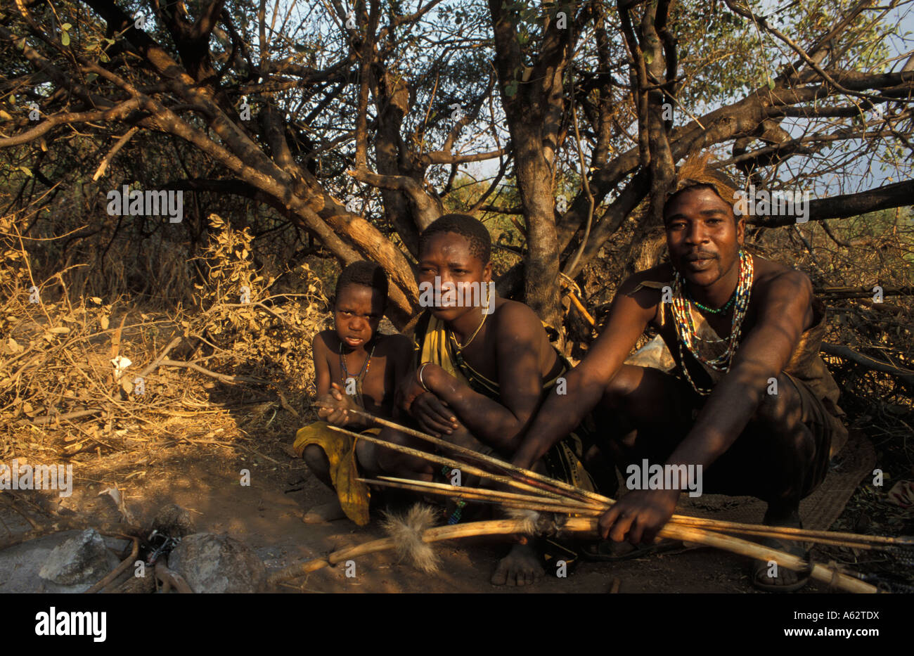 Familia Hadza lago Eyasi Tanzania pequeña tribu de cazadores recolectores Foto de stock