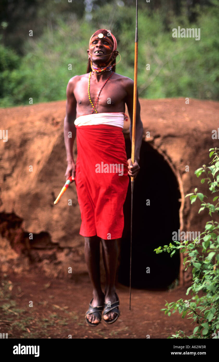 Guerrero de la tribu maasai saltando en traje tradicional vestido en la  choza en la selva cerca de Kenia África famosa saltando tribu Masai Mara  Fotografía de stock - Alamy