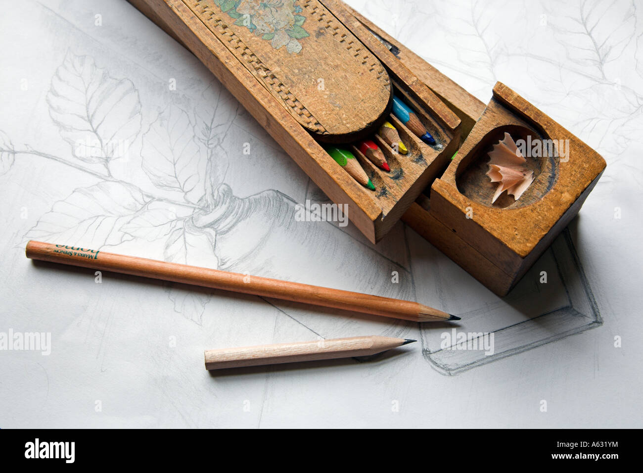 Estuche de madera antigua con lápices de colores en la parte superior de un  dibujo Fotografía de stock - Alamy