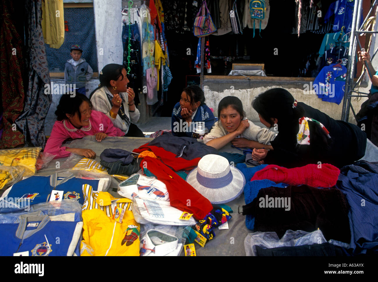 Las mujeres tibetanas, tibetana, las los proveedores, la venta de prendas vestir, ropa calada, el mercado al aire libre, Tsedang, el Tíbet, la Región del Tíbet, China, Asia Fotografía