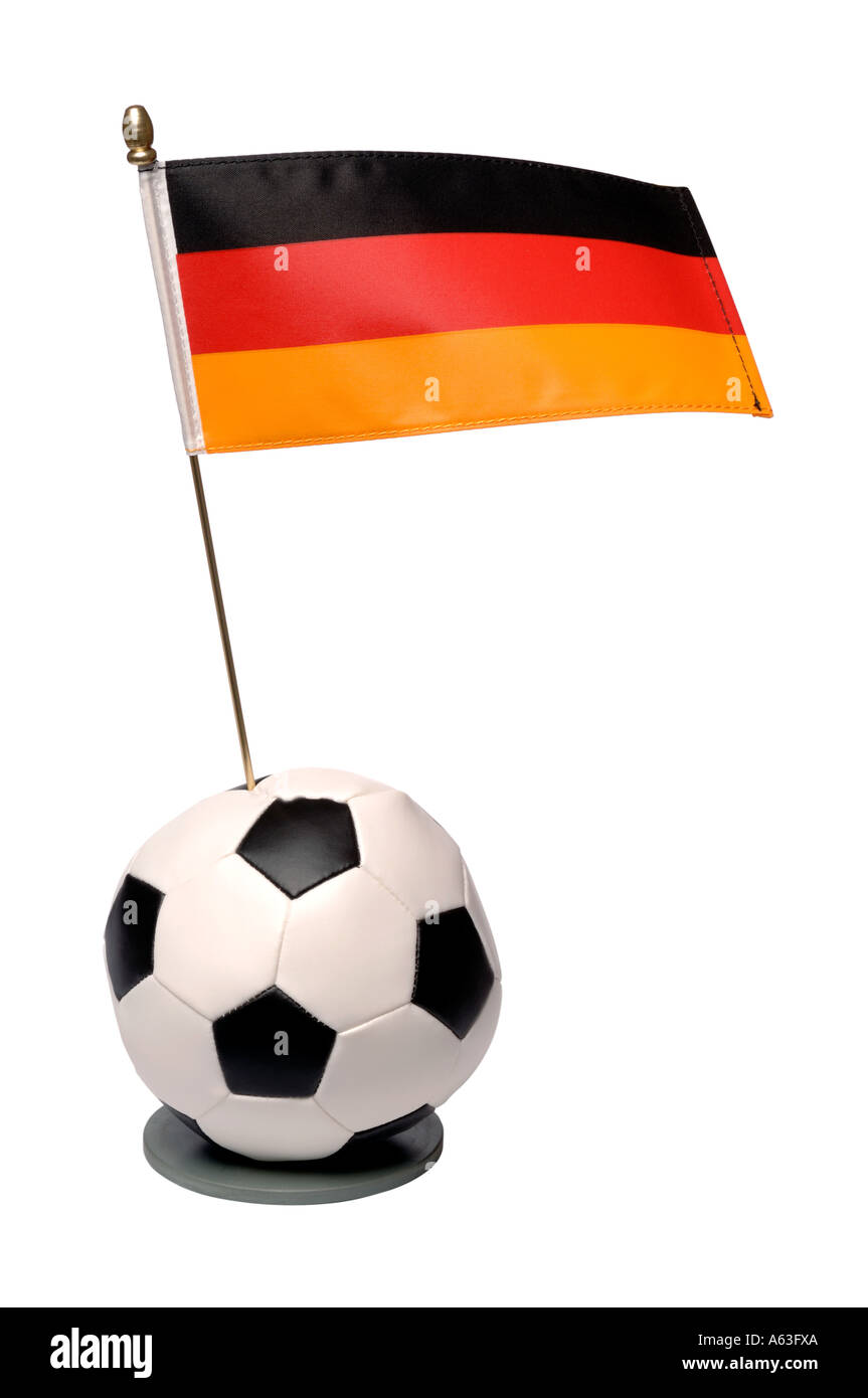 El fútbol y el trofeo de la bandera nacional de Alemania Foto de stock