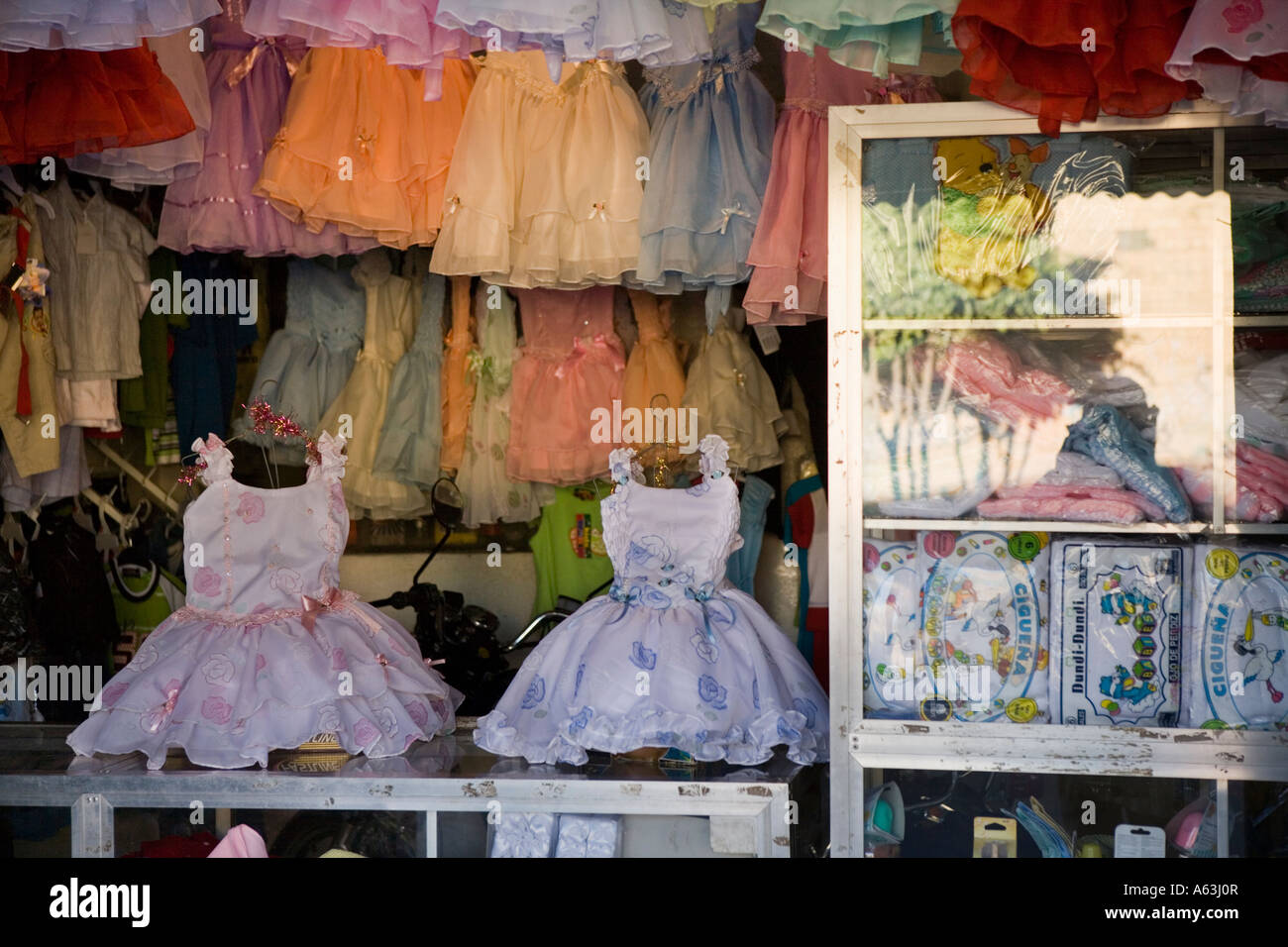 Tienda de ropa para niñas en Estelí, Nicaragua Fotografía de stock - Alamy