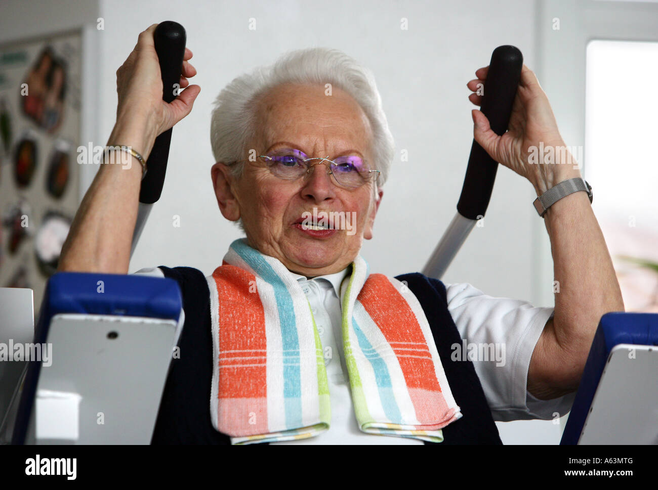 Alemania - elder mujer trenes en un centro de salud Foto de stock
