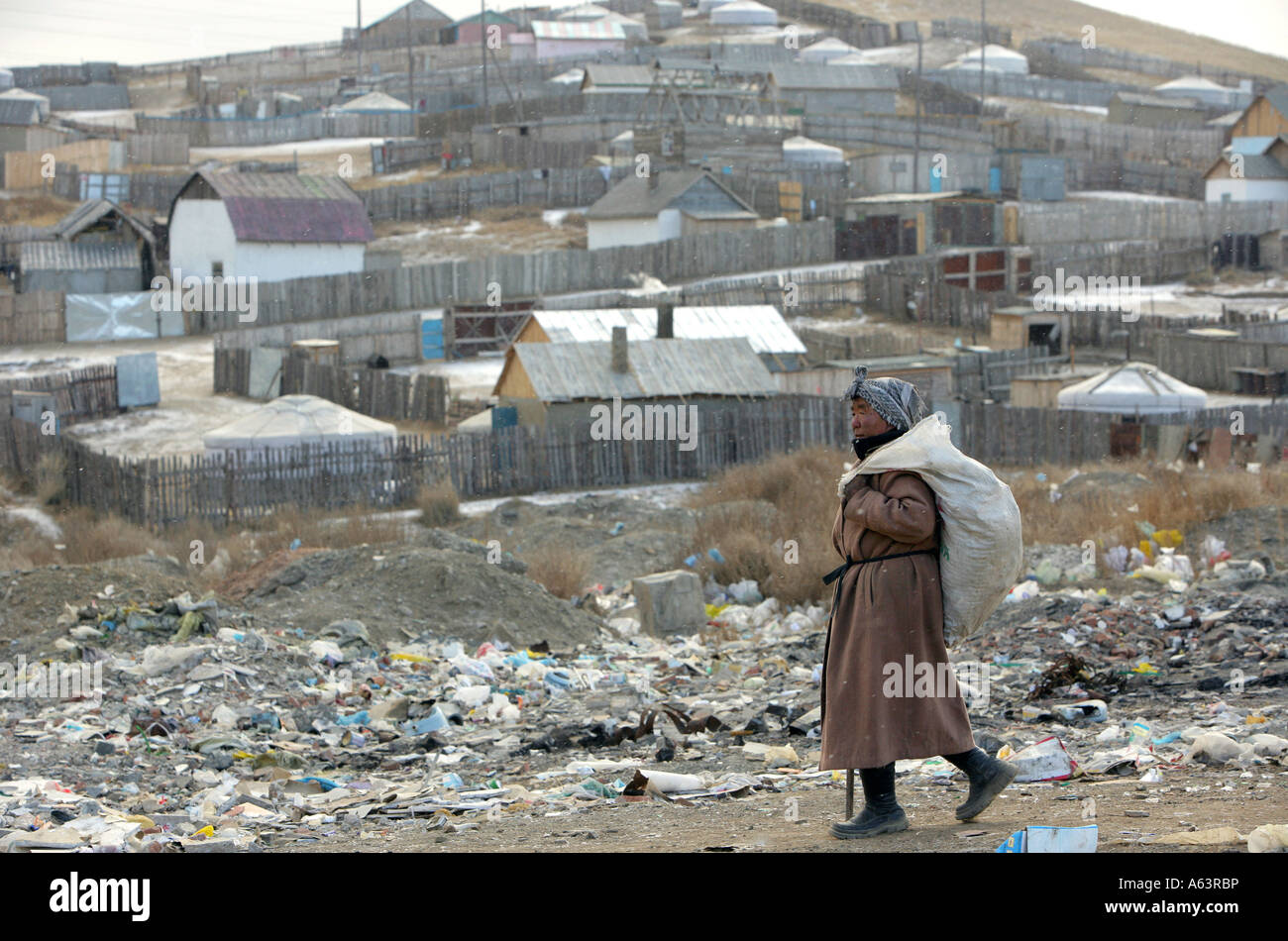 Mongolia, Ulan Bator - Mendigo recoge botellas de plástico en un vertedero de basura Foto de stock