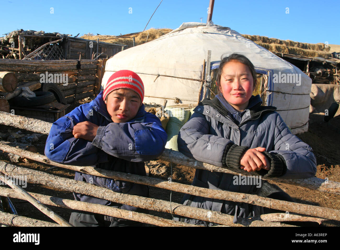 Mongolia - los niños nómadas en frente de un tradicional ger en el stepps Foto de stock