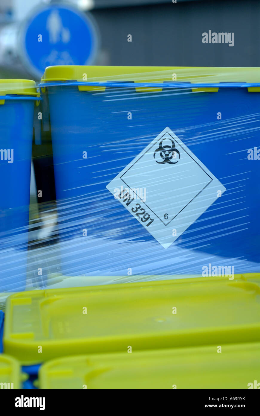 Señal de peligro biológico en los contenedores azules. Foto de stock