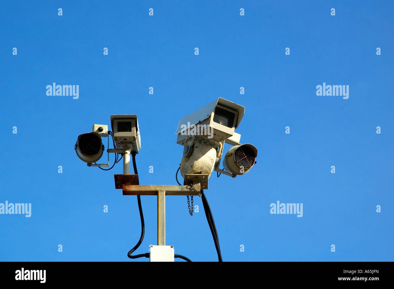 Circuito cerrado de cámaras de televisión manteniendo una mirada fuera  Fotografía de stock - Alamy