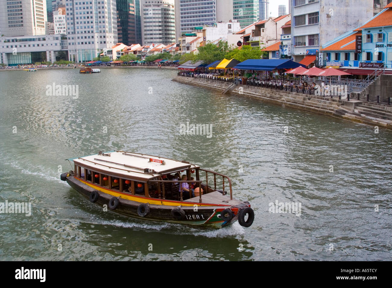 Excursión en barco turístico Boat Quay Singapur Foto de stock