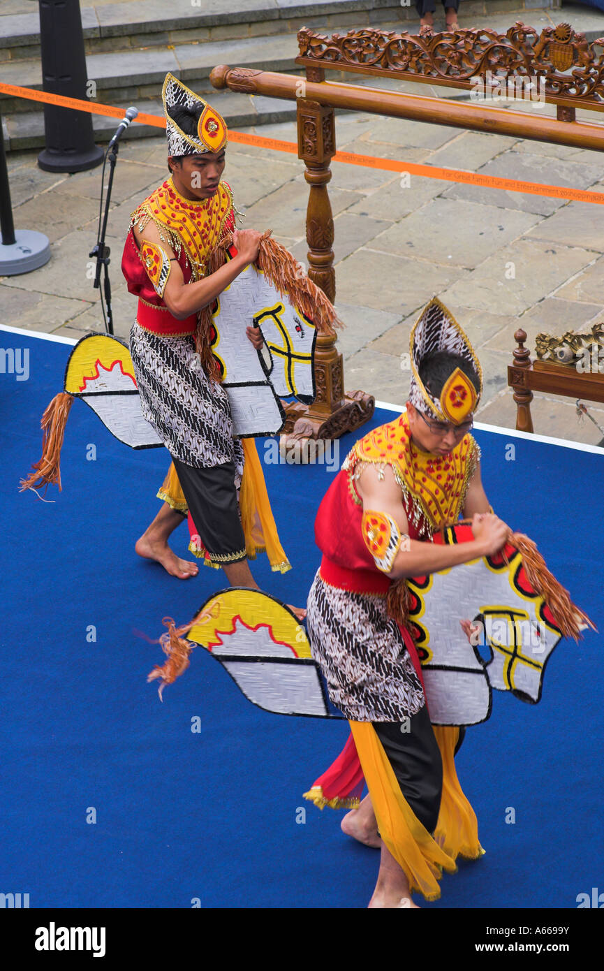 Bailarines de Malasia con caballos Foto de stock
