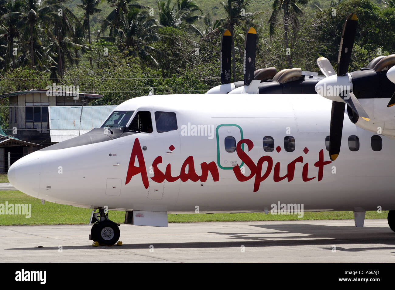Espíritu de Asia Airlines prop avión al aeropuerto de Kalibo KLO, Islas Filipinas Foto de stock