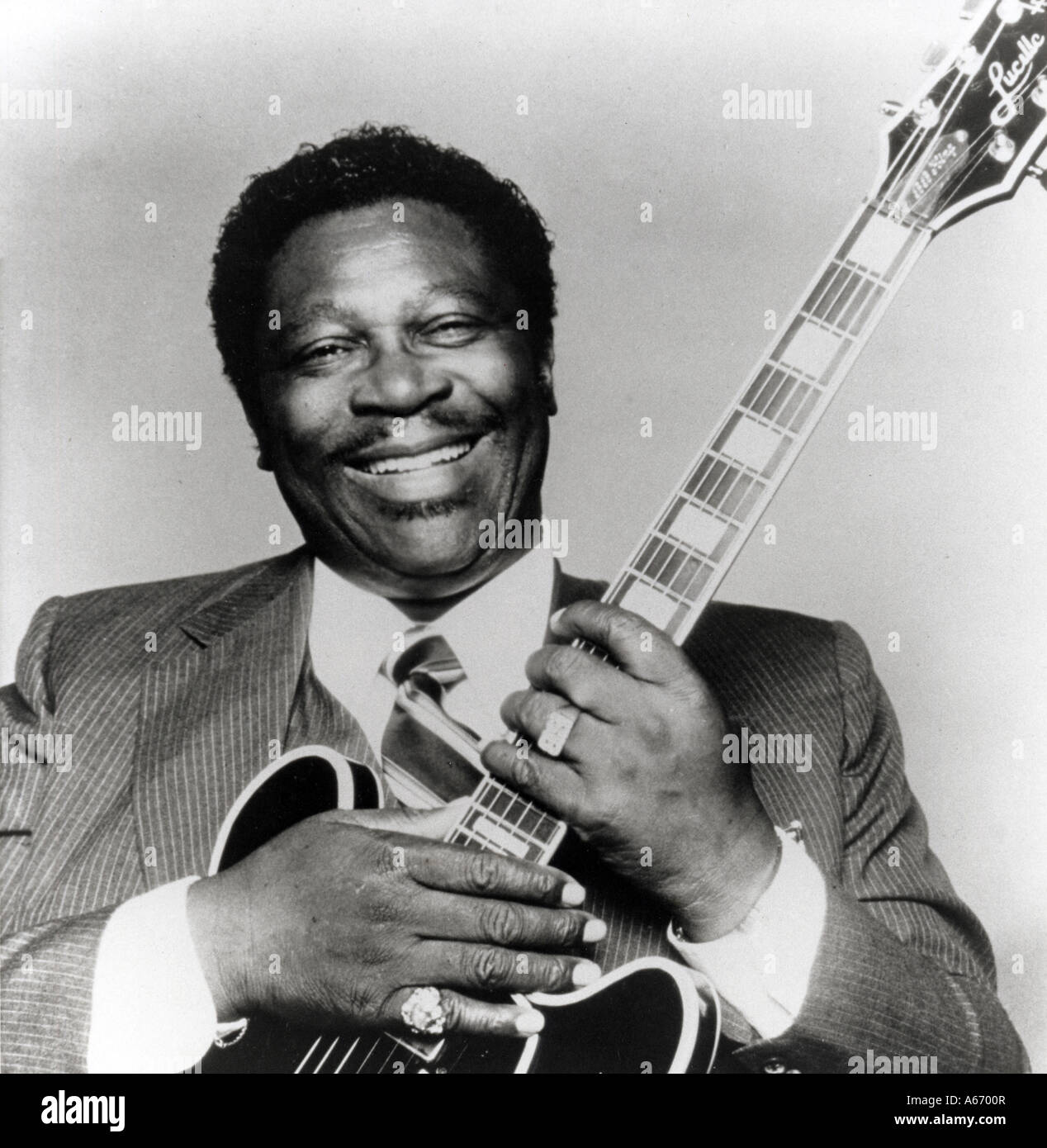 B B KING guitarrista de Blues estadounidense nacida en 1925 con uno de su  marca Lucille guitarras Fotografía de stock - Alamy