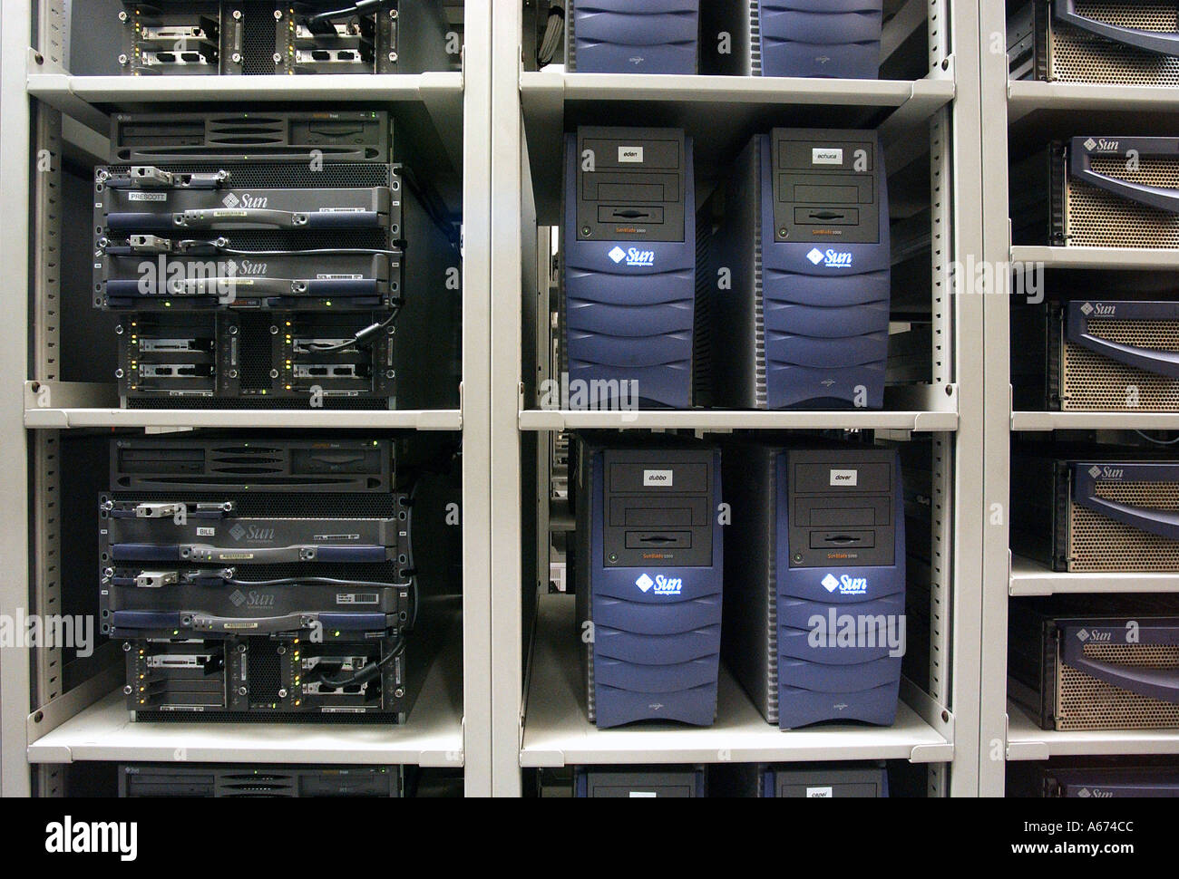 Los servidores y los routers son vistos en un rancho de servidor Foto de stock