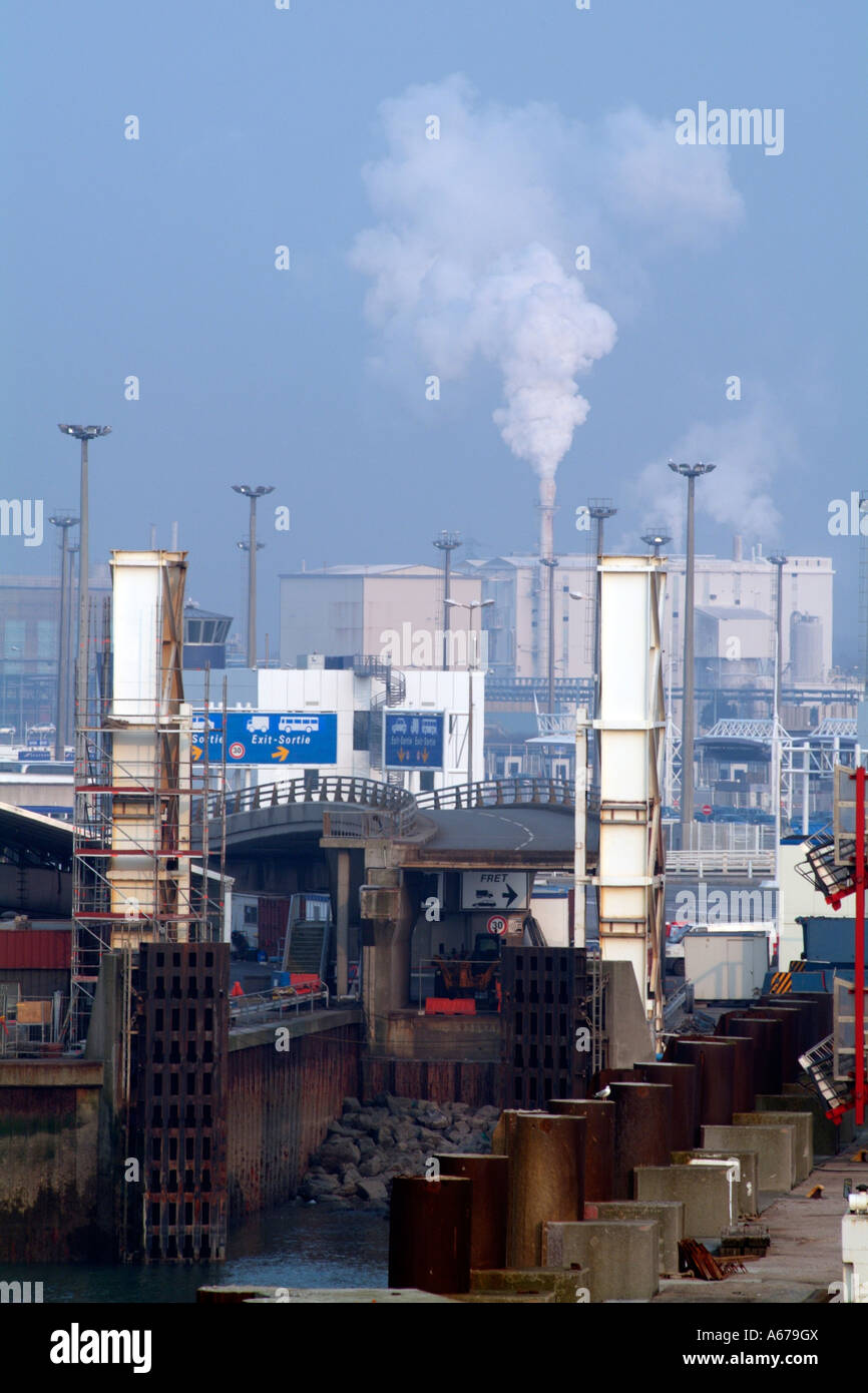 Contaminación Ambiental contaminación visual contaminantes de la industria  de la chimenea por encima del puerto de Calais en el norte de Francia Europa  Fotografía de stock - Alamy