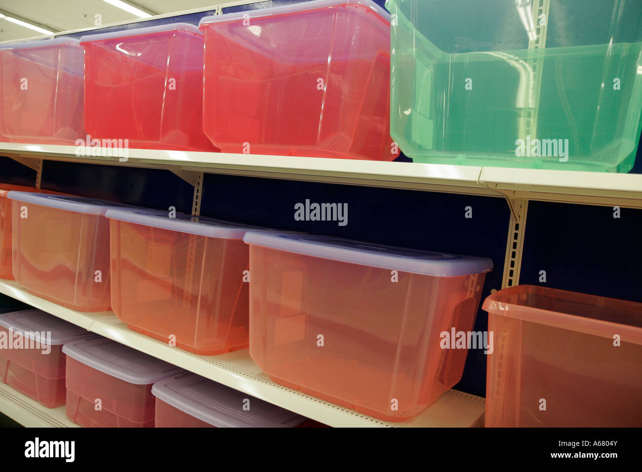 Miami Florida,Kmart Big-Box,contenedores de plástico para  almacenamiento,productos al por menor,venta de cajas de  exhibición,mercancía,embalaje,marcas,varios colores,visitantes de viaje t  Fotografía de stock - Alamy