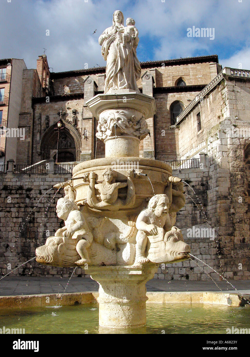 Fuente enfrente de la Catedral de Santa María , Burgos , Castilla y León , Francés Camino de Santiago , España , Europa Foto de stock