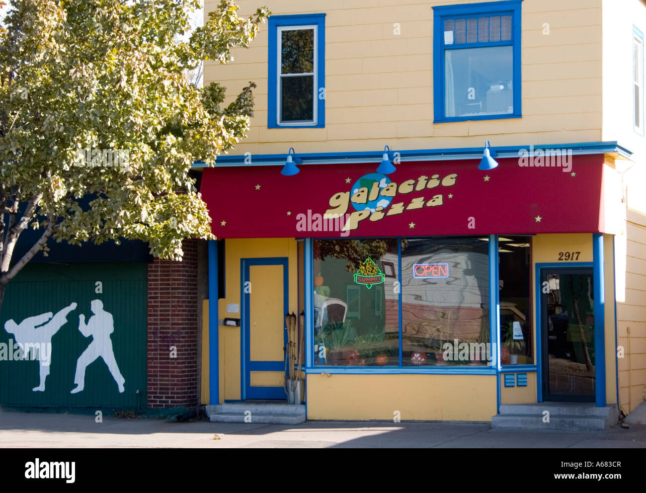 Escaparate de Galactic Pizza donde los empleados vestido de superhéroe o trajes galácticos. De Minneapolis, Minnesota, EE.UU. Foto de stock