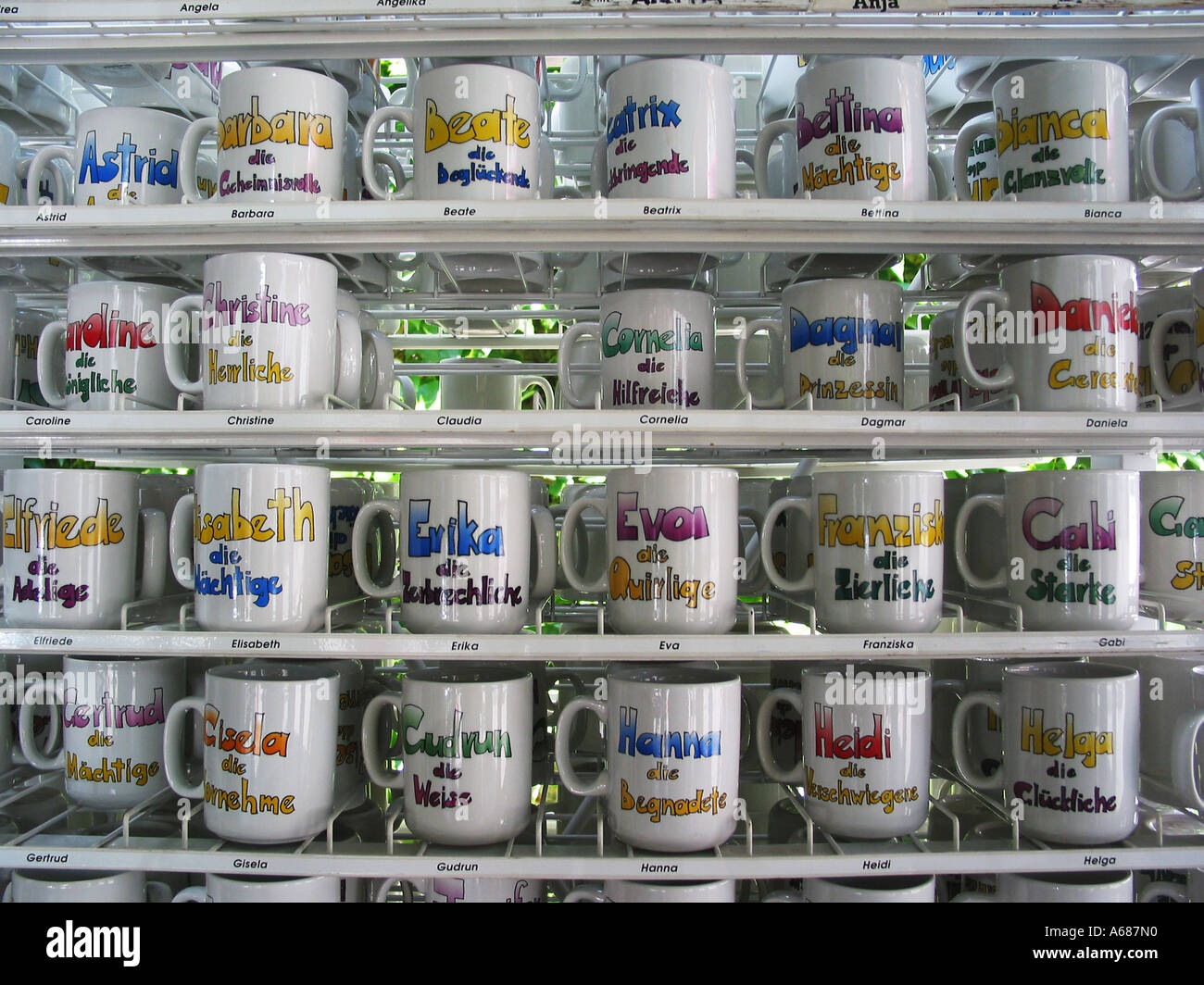 Colección de tazas personalizadas tienda turística en Tirol, Austria  Fotografía de stock - Alamy