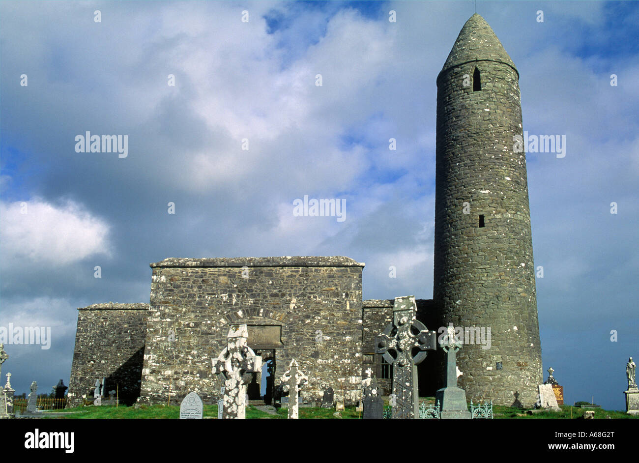Torre Redonda y ruinas monásticas Irlanda Foto de stock