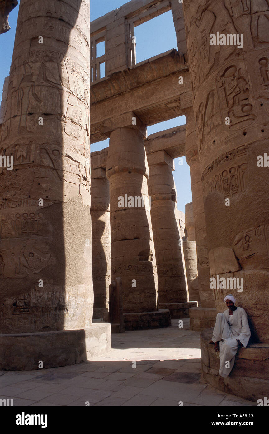 Sala hipóstila salen del templo de Karnak Foto de stock