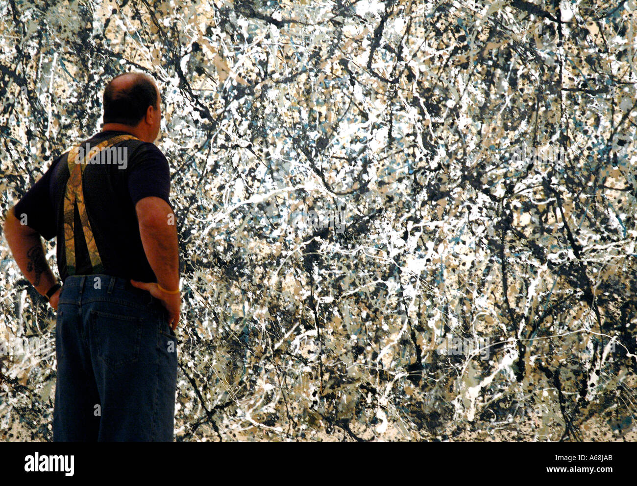 Hombre con llaves de pie delante de Jackson Pollock pintando en el  recientemente inaugurado Museo de Arte Moderno de Nueva Yor Fotografía de  stock - Alamy