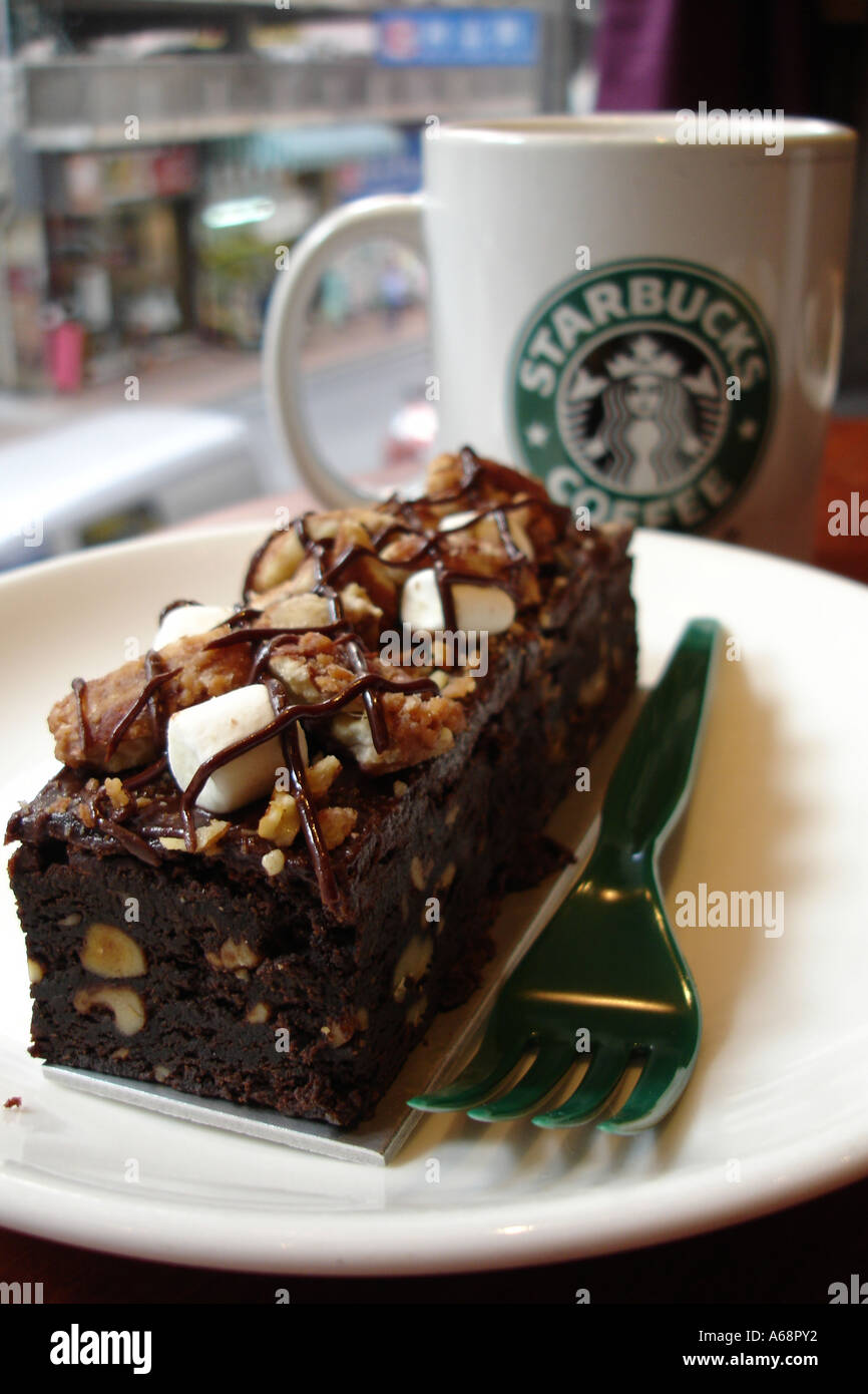 Un trozo de tarta y un café en la sucursal en Hong Kong de Starbucks  Fotografía de stock - Alamy