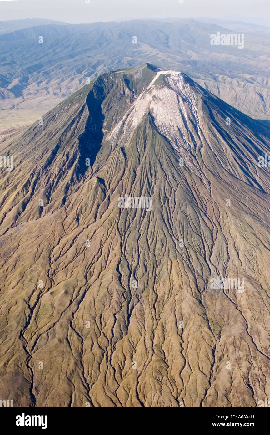 Ol Doinyo Lengai, vista aérea panorámica del cono, Tanzania Foto de stock