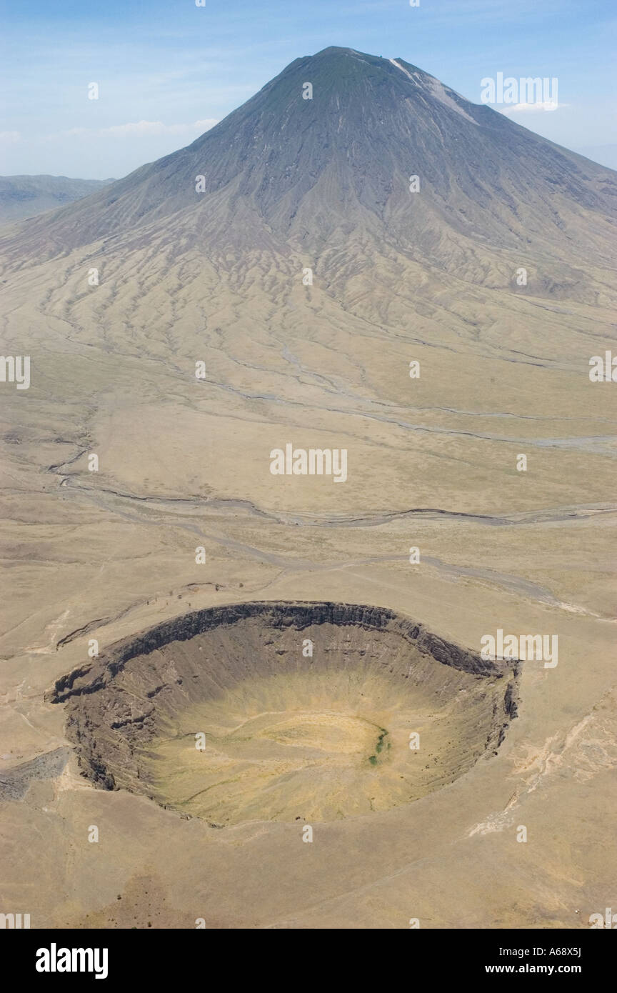 Volcán Ol Doinyo Lengai, caldera de un parásito colapsado cráter en el primer plano, vista aérea, Tanzania Foto de stock