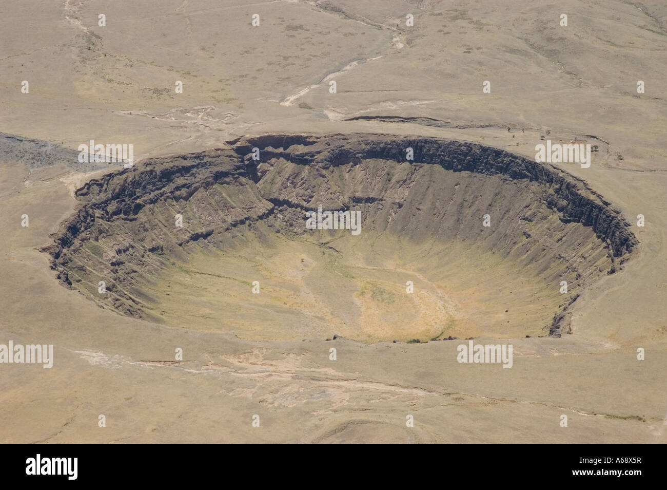 Vista aérea de un colapso (parásito) cráter volcánico en la base de Ol Donyo Lengai, Tanzania Foto de stock