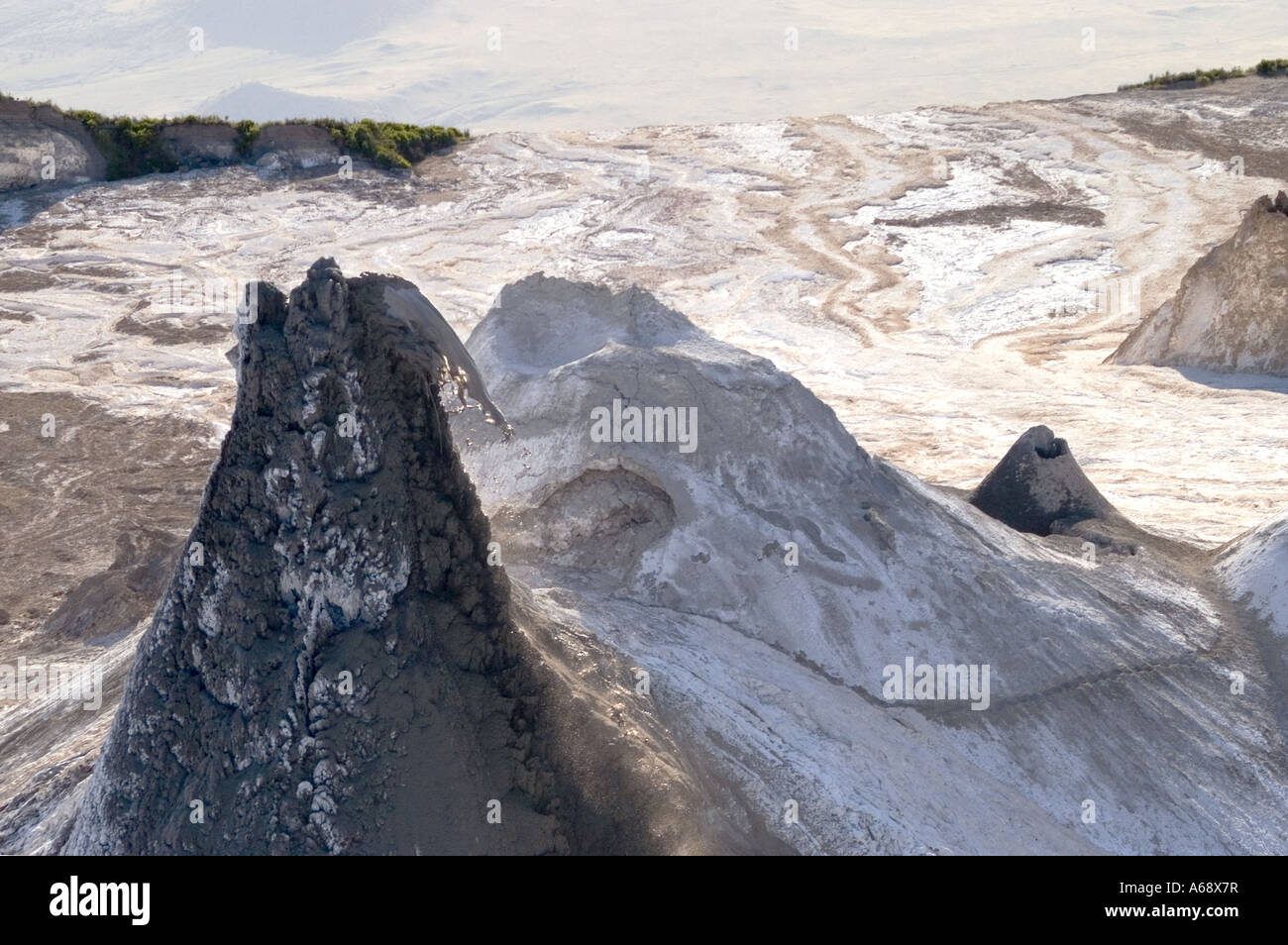 Ol Doinyo Lengai lava fluyendo de un cono, de cerca y de la vista aérea del cráter piso, Tanzania Foto de stock