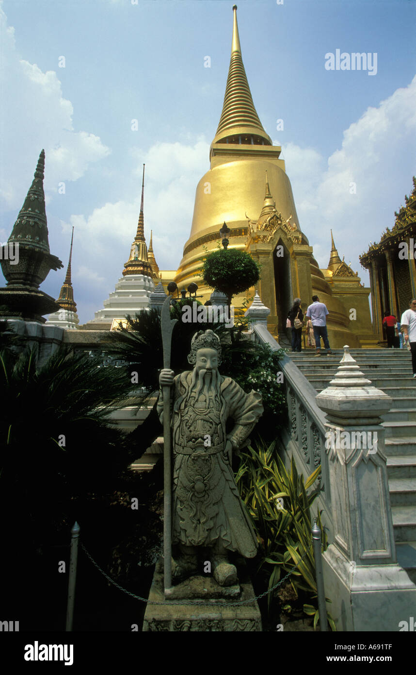 Un tutor estatua cerca del Golden Phra Sri Ratana Chedi en Wat Phra Kaeo en Bangkok, Tailandia Foto de stock