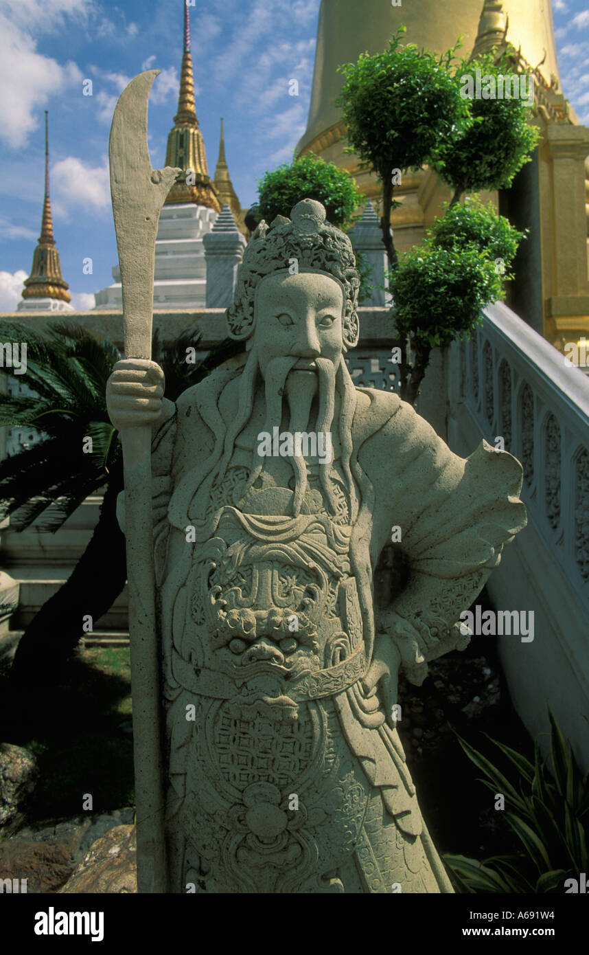 Un tutor estatua cerca del Golden Phra Sri Ratana Chedi en Wat Phra Kaeo en Bangkok, Tailandia Foto de stock