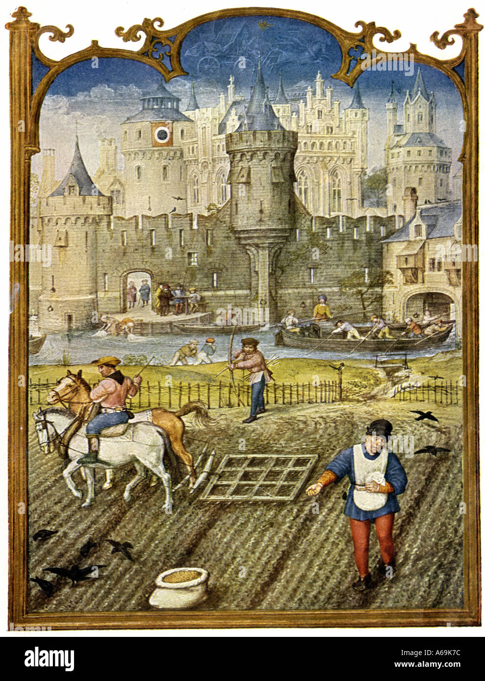 Los campesinos sembrar y cultivar los campos fuera de una ciudad amurallada en la Edad Media. Semitono de color Foto de stock