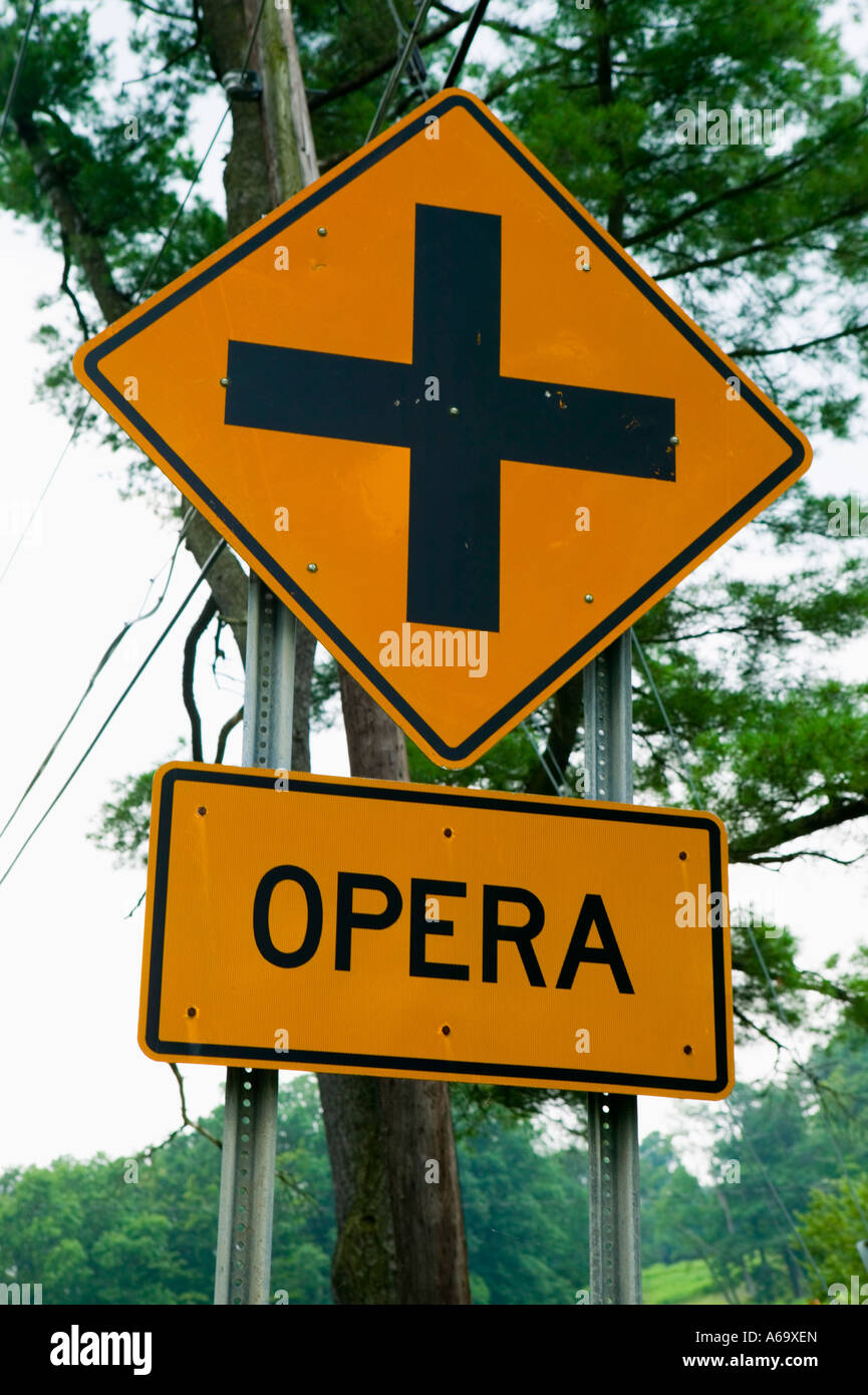 Señal de carretera antes de Glimmerglass Opera en Cooperstown New York Foto de stock
