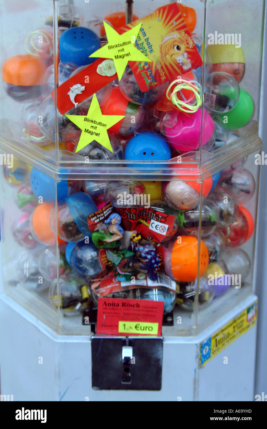 Máquina expendedora de juguetes de plástico sorpresa sorprenderá a falso  color vertical alemana deutschland deutsch europa Fotografía de stock -  Alamy