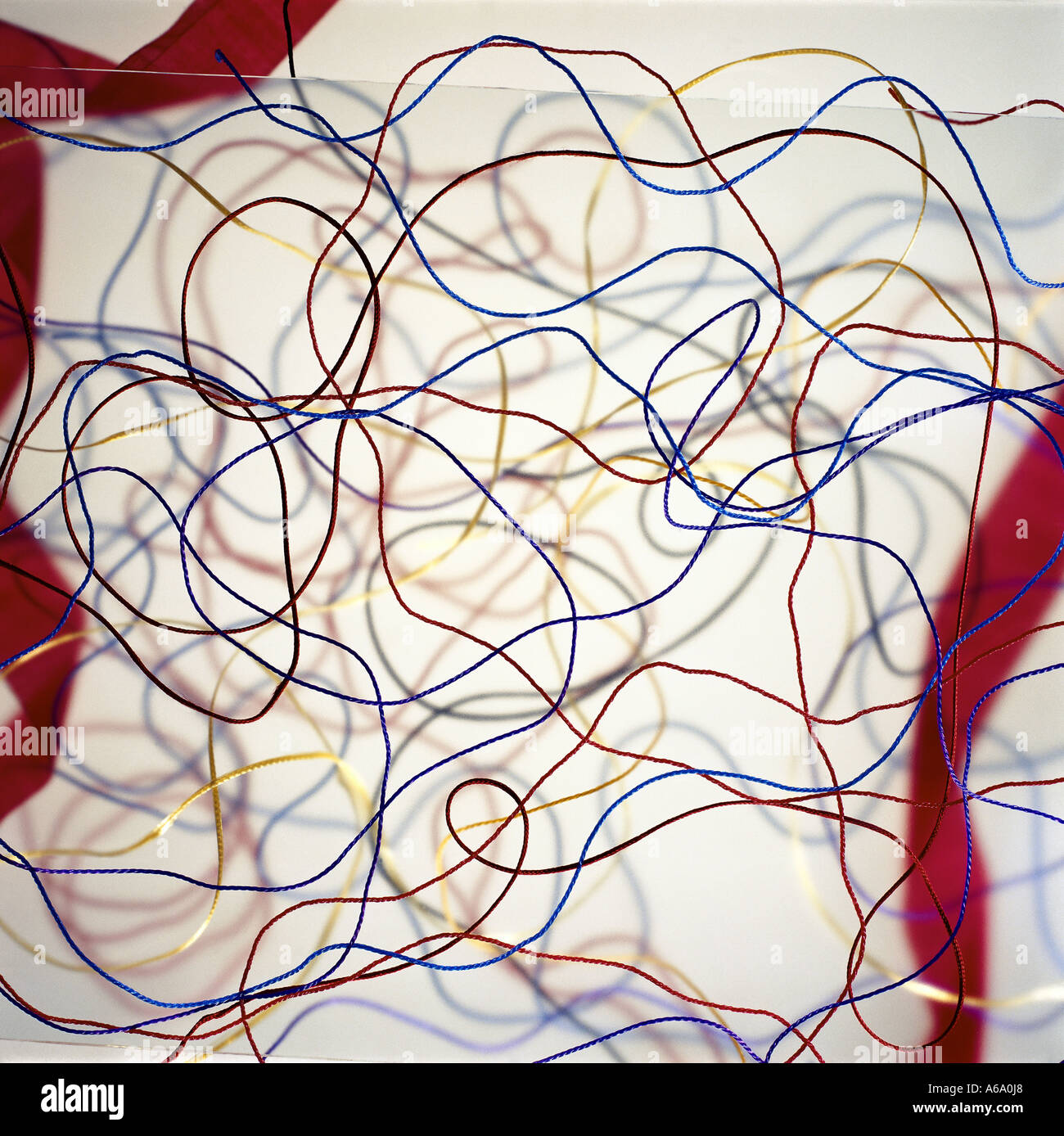 VDA77211 una impresión de Jackson Pollack Bodegón de coloridas cuerdas en varias capas. Foto de stock