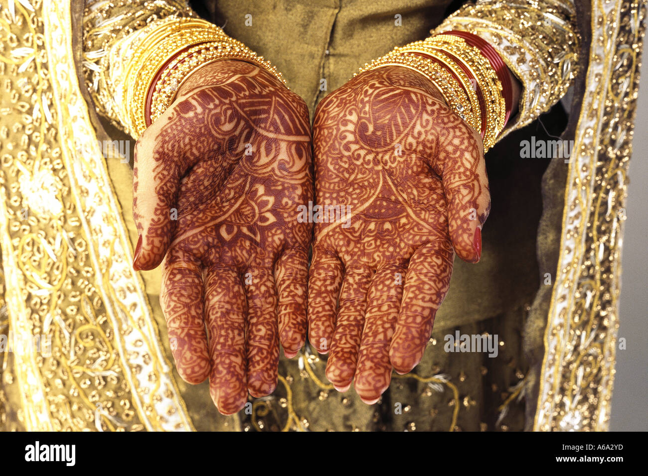 VDA77151 Mehendi Manos de hindú de Cachemira vestidos de novia tradicional  traje nupcial MR#142 Fotografía de stock - Alamy
