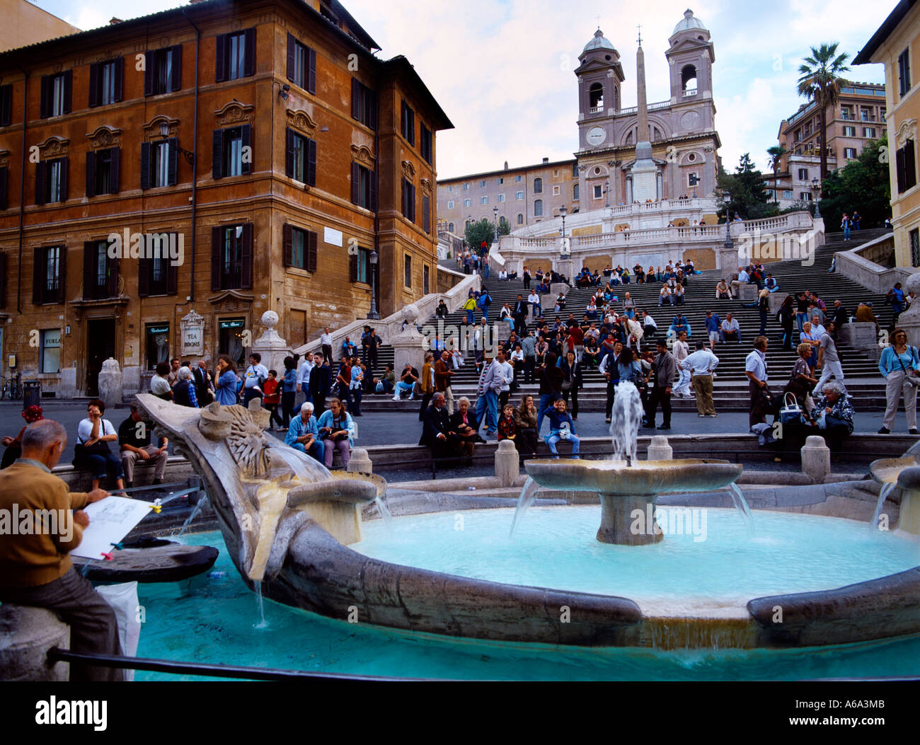 Roma Italia Fontana Della Barcaccia en Piazza Di Spagna por la escalinata de la Plaza de España Roma Italia Fontana Della Barcaccia en Piazza Di Spagna por la escalinata de la Plaza de España