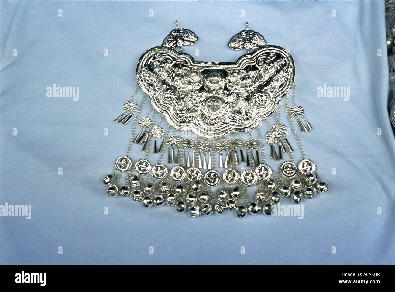 China, Guizhou, Kaili, intrincado de orfebrería artesanal coraza Fotografía  de stock - Alamy