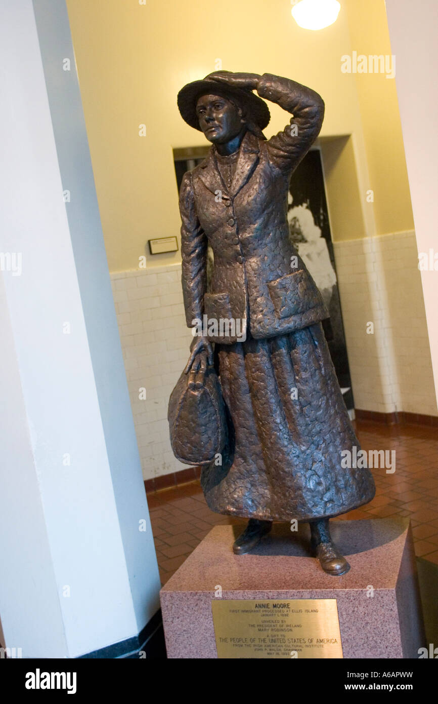 La estatua, de 15 años de edad chica irlandesa, Annie Moore, primer procesado inmigrantes en Ellis Island, 1892 NY Nueva York Estado US EE.UU. Foto de stock