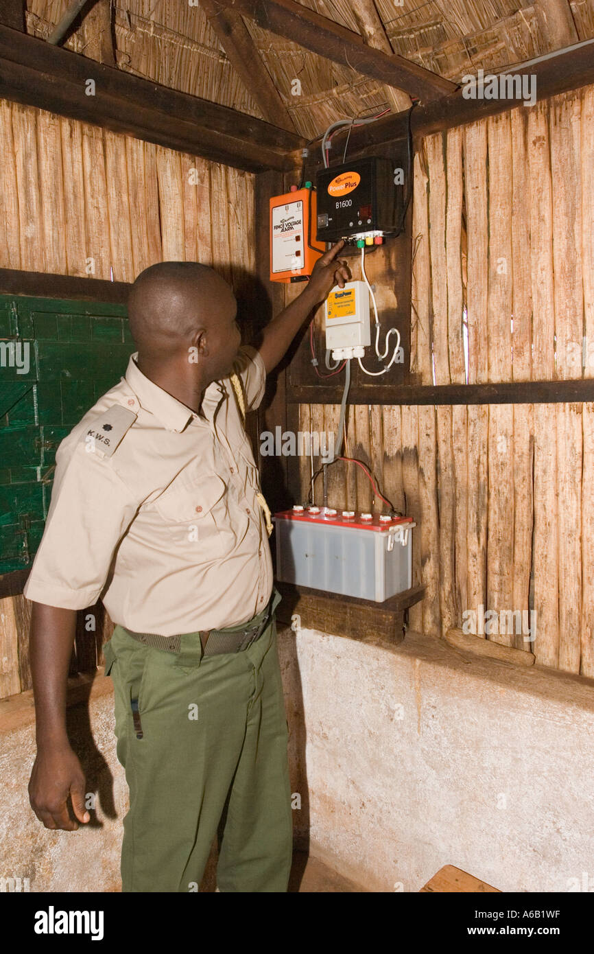 Wildlife ranger con sistema de control electrónico de Rhino valla electrificada santuario de rinocerontes Ngulia Tsavo West National Park Kenya Foto de stock