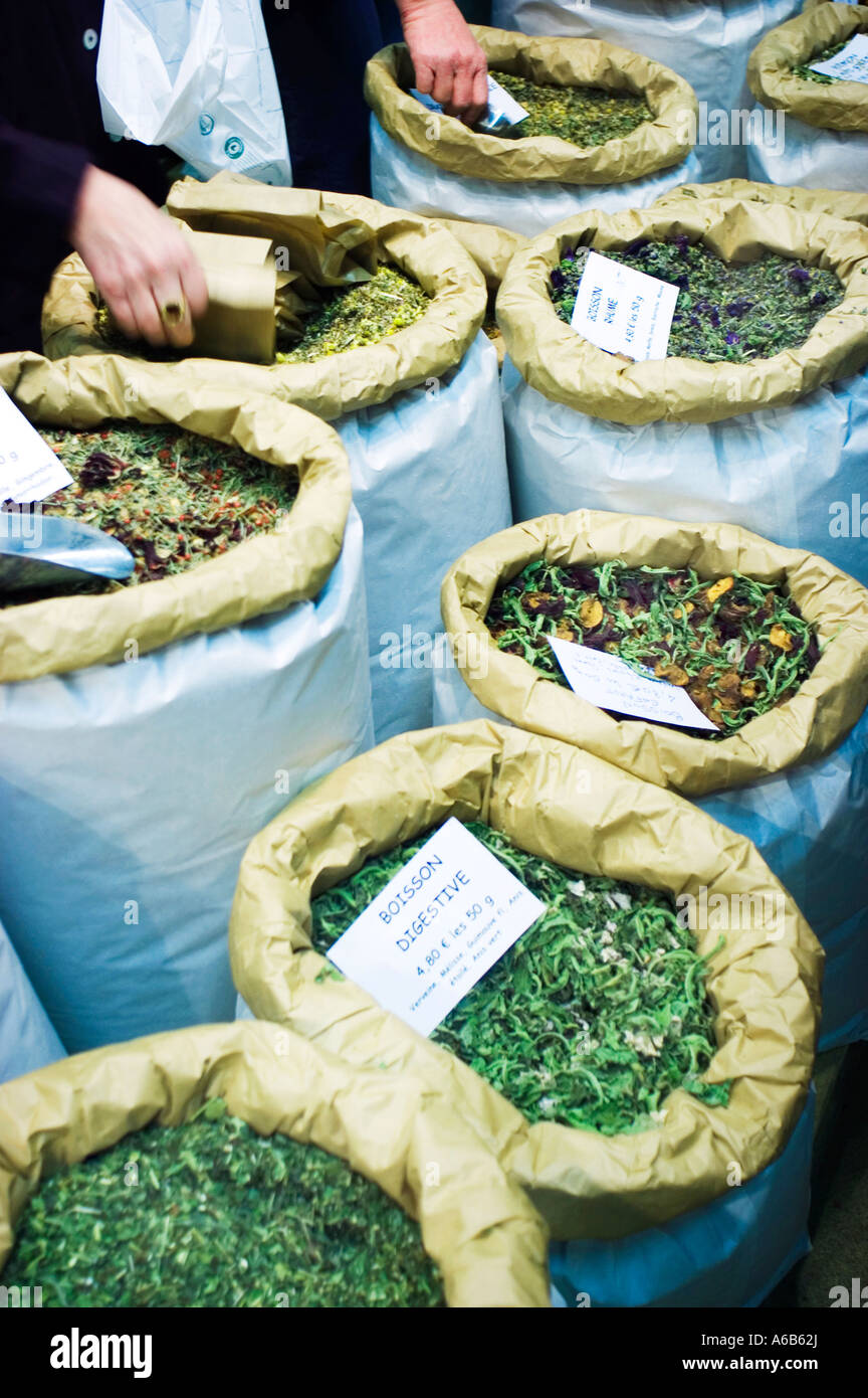 Hierbas para la venta granel en la Feria Orgánica de París "comercio equitativo Fotografía de stock - Alamy