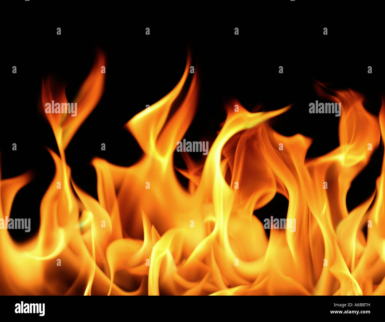 Cerca de fuego y llamas sobre un fondo negro enorme archivo Foto de stock