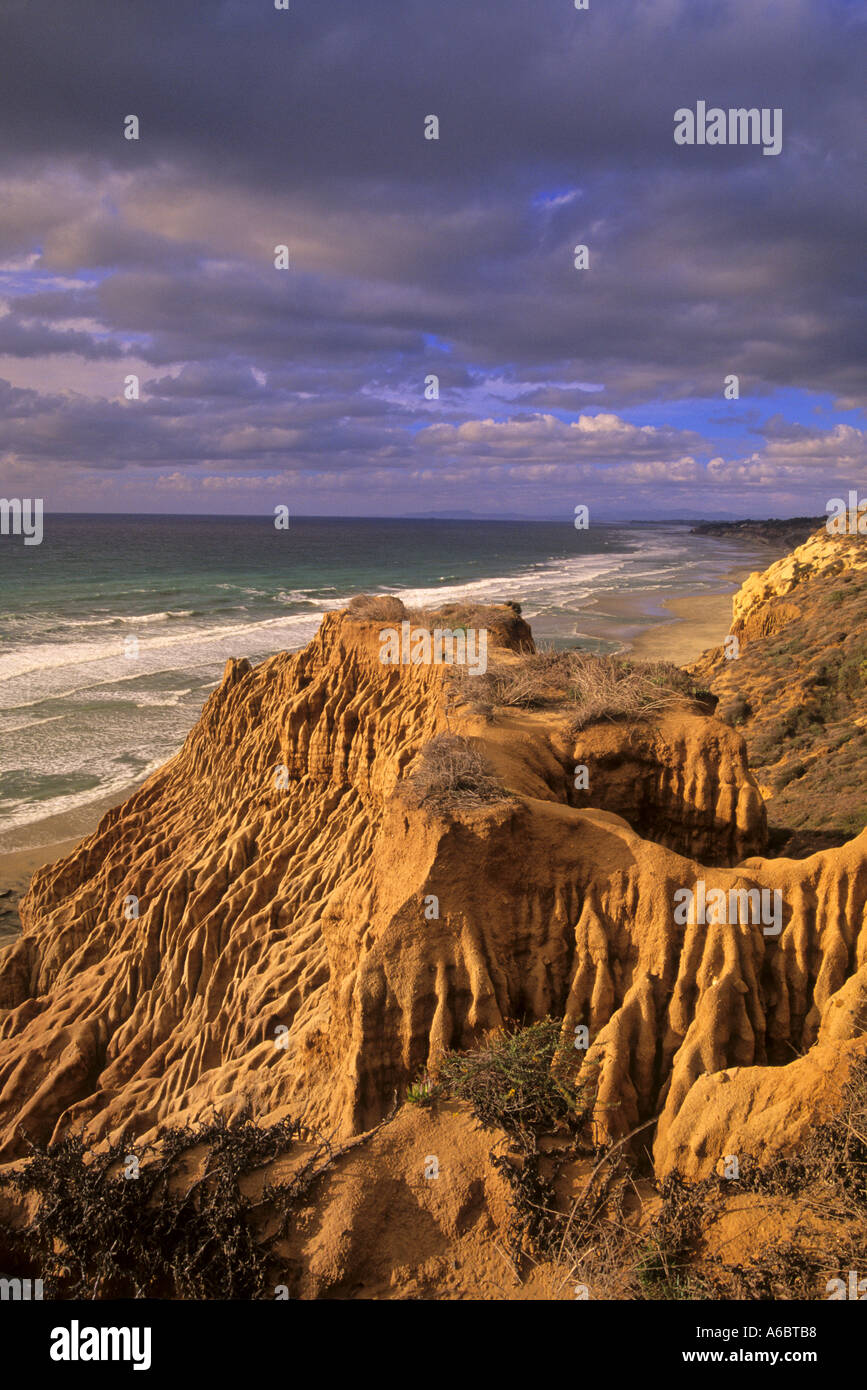 Los riscos erosionados y del Océano Pacífico desde el punto de afeitar de la Reserva Estatal Torrey Pines del Condado de San Diego, California, EE.UU. Foto de stock