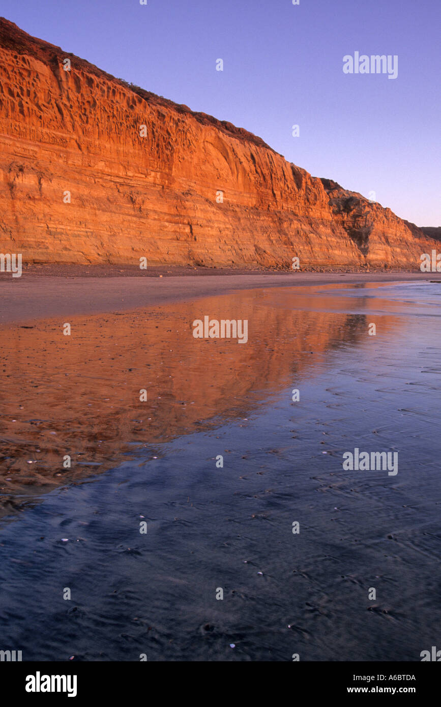 Los colores del atardecer los acantilados a lo largo de la playa de la Reserva Estatal Torrey Pines en el condado de San Diego California EE.UU. Foto de stock