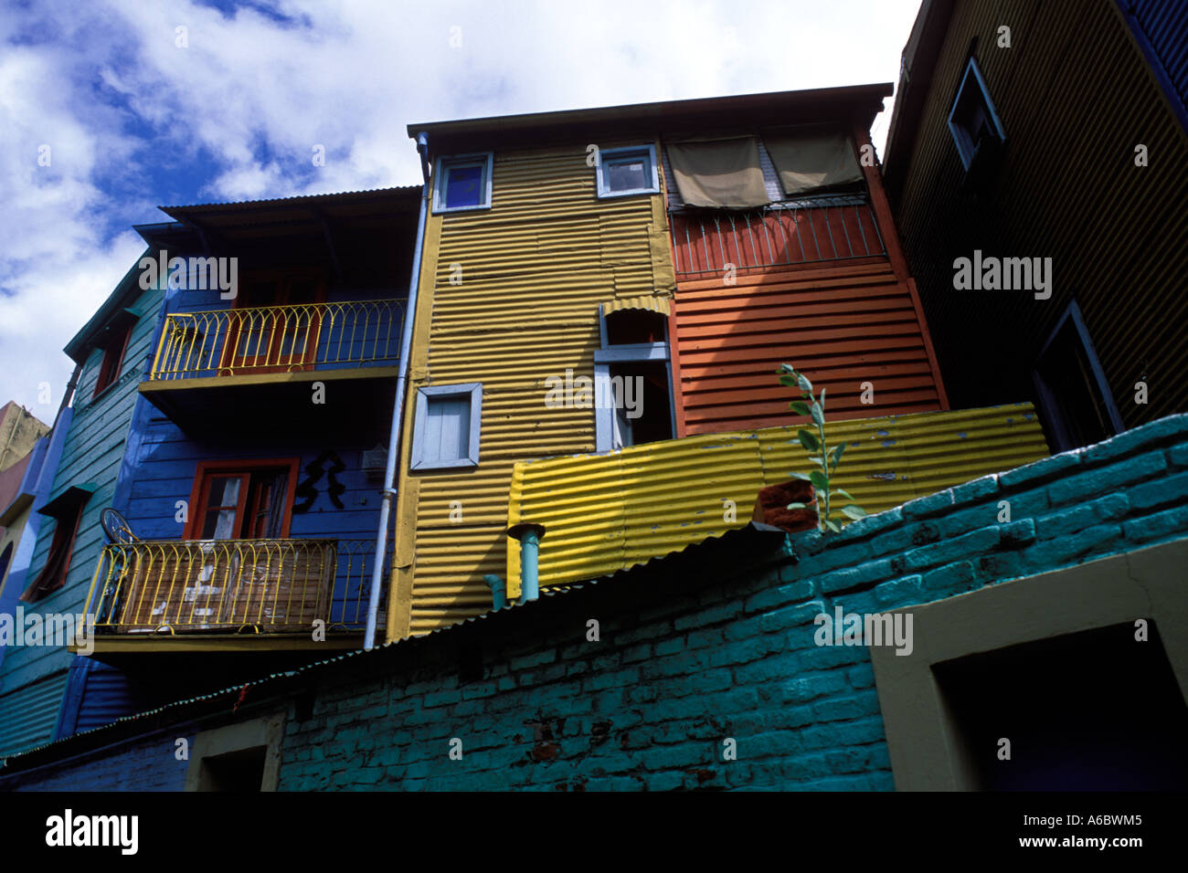 Pintadas con colores típicos de zinc/hierro corrugado casas en el barrio de  La Boca, Buenos Aires, Argentina Fotografía de stock - Alamy