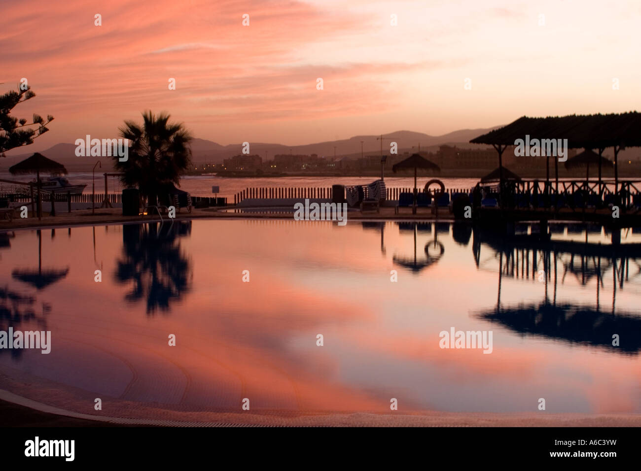 Rosa brillante cielo sobre el Hotel Barcelo Castillo por el puerto al  anochecer, Caleta de Fuste, Fuerteventura, Islas Canarias Fotografía de  stock - Alamy