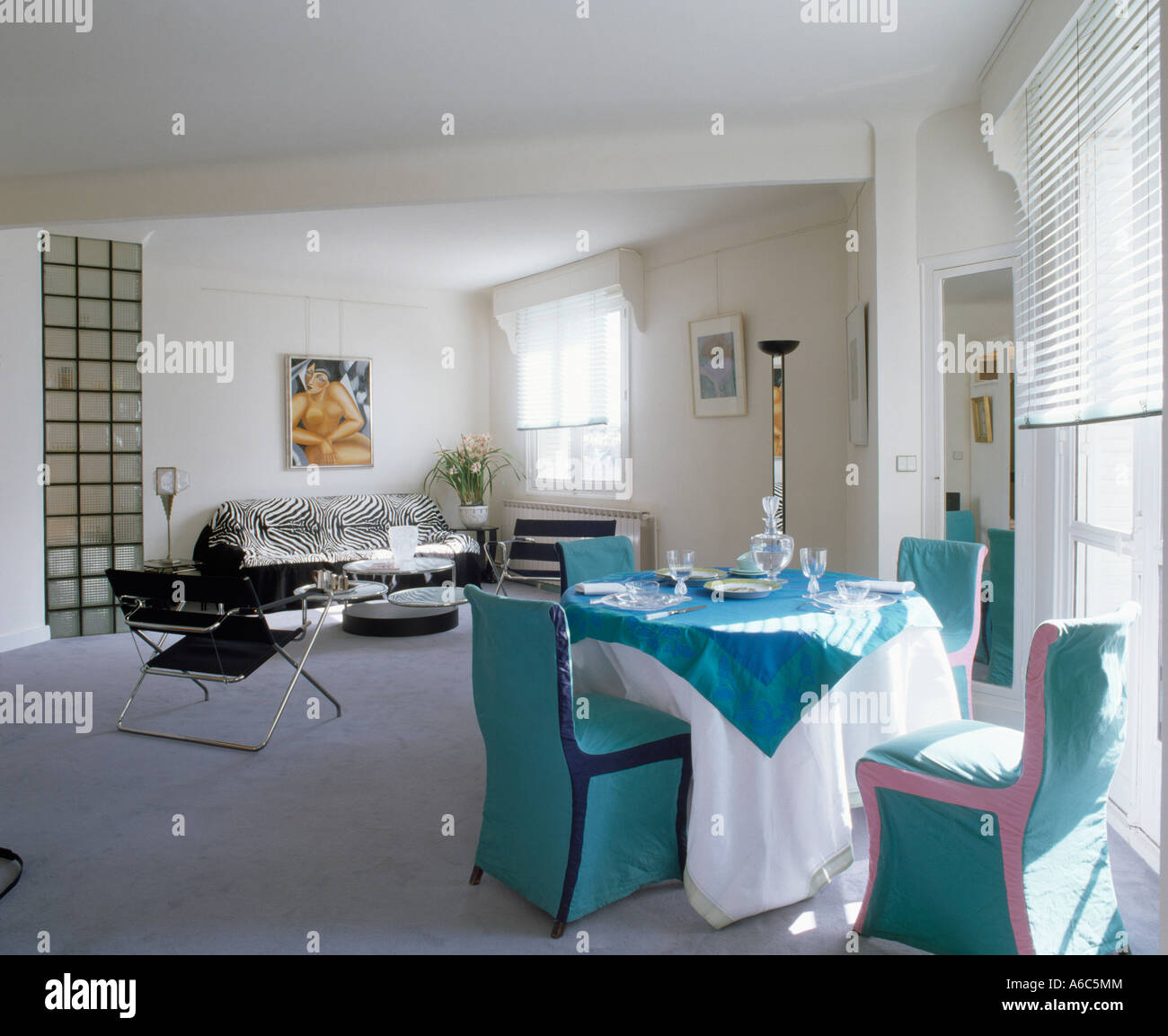 Sillas de comedor con turquesa loosecovers mantel coincidente en openplan ochenta viven y comedor con alfombras Fotografía - Alamy